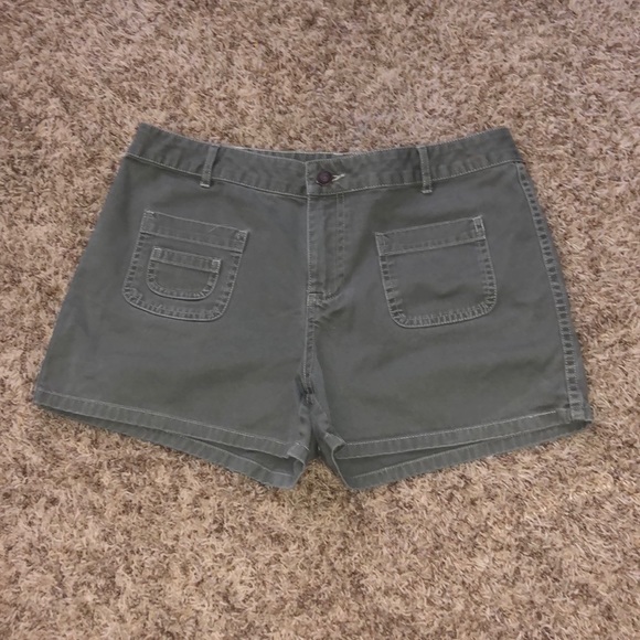 Vintage Old Navy Army Green Khaki Shorts, U.S Size 8 - Picture 1 of 3